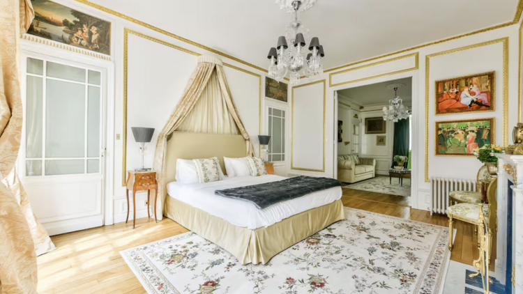 Une maison bleu majorelle à deux pas de l’Arc de Triomphe