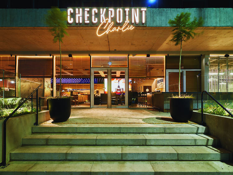 Checkpoint Charlie: la nueva apertura en Palermo que celebra la libertad a través de la cocina