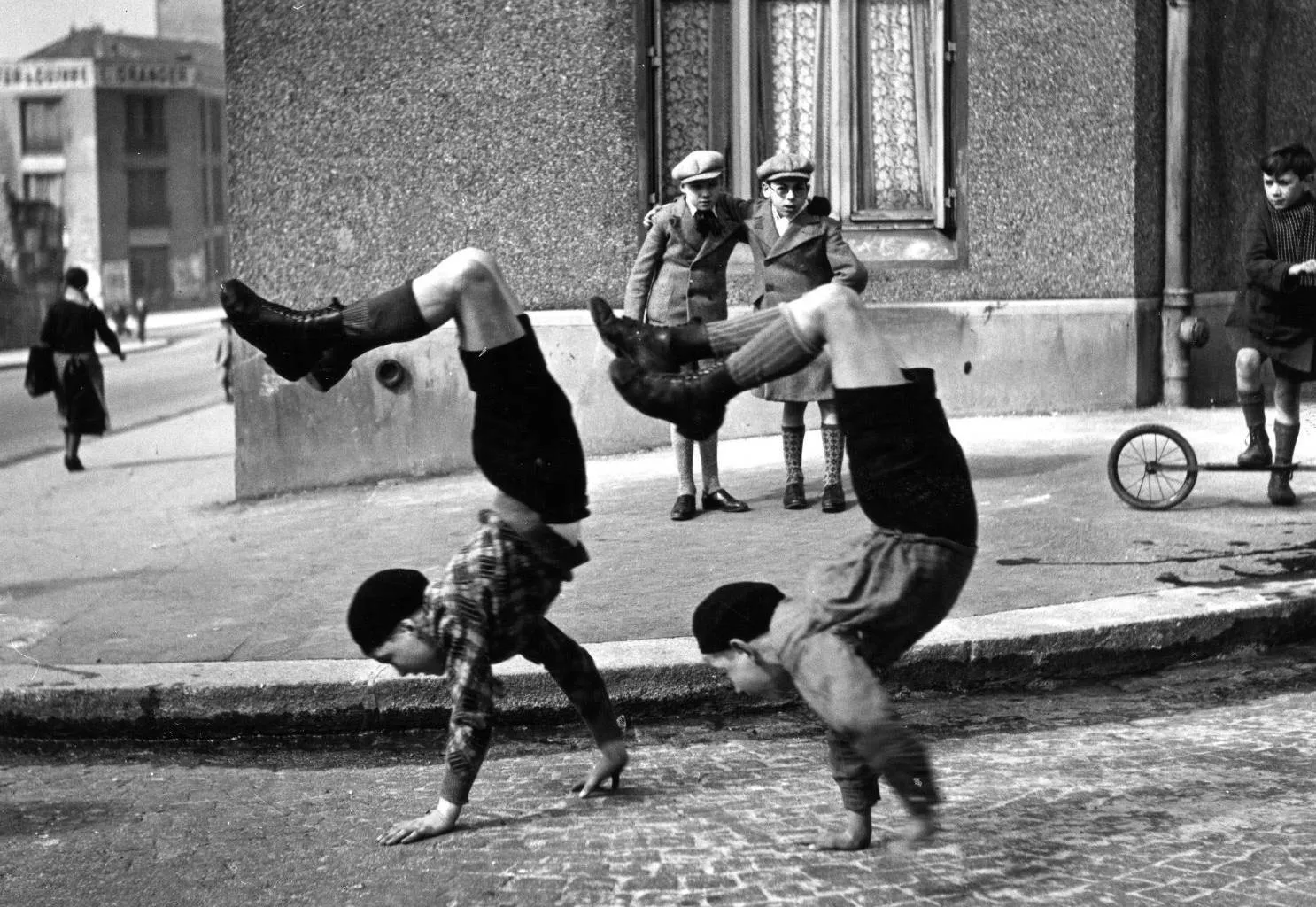 Les frères, rue du Docteur Lecene, Paris 1934