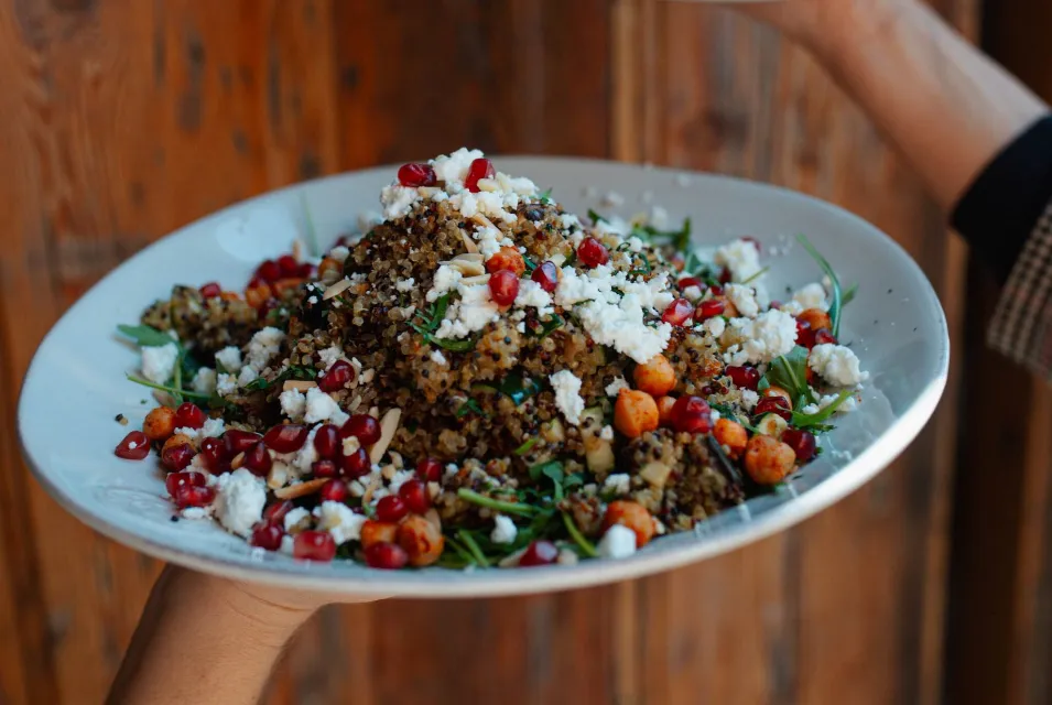 quinoa com hummus ou feta