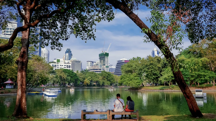 Feel the breeze and face the water at Lumphini Park