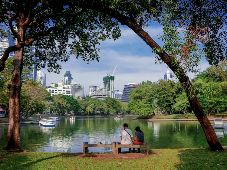 Feel the breeze and face the water at Lumphini Park