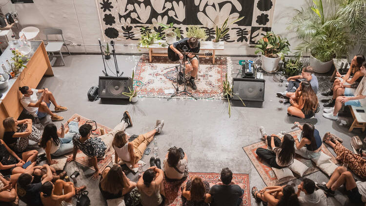 Música en vivo en un lugar desconocido