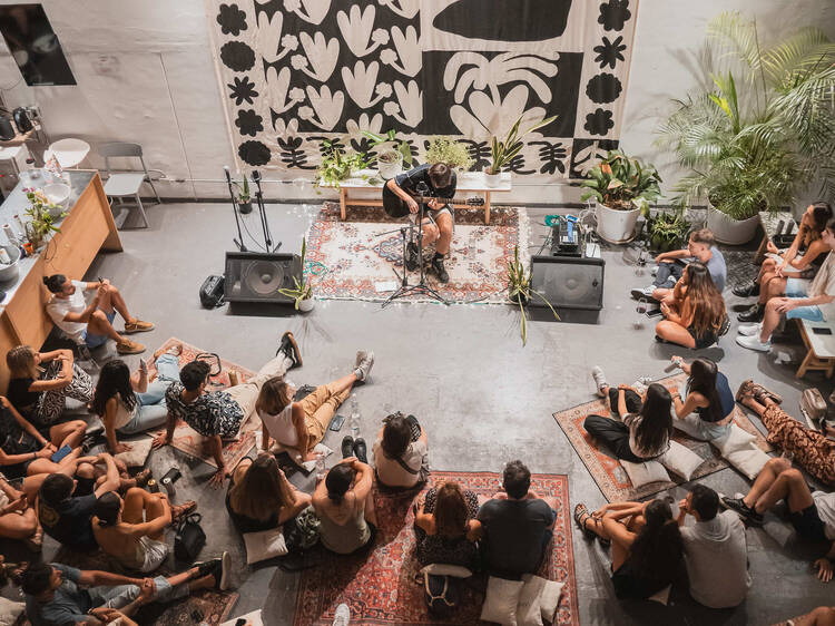 Música en vivo en un lugar desconocido