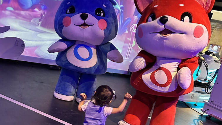Niña interactuando con botargas en Inspark Buenavista