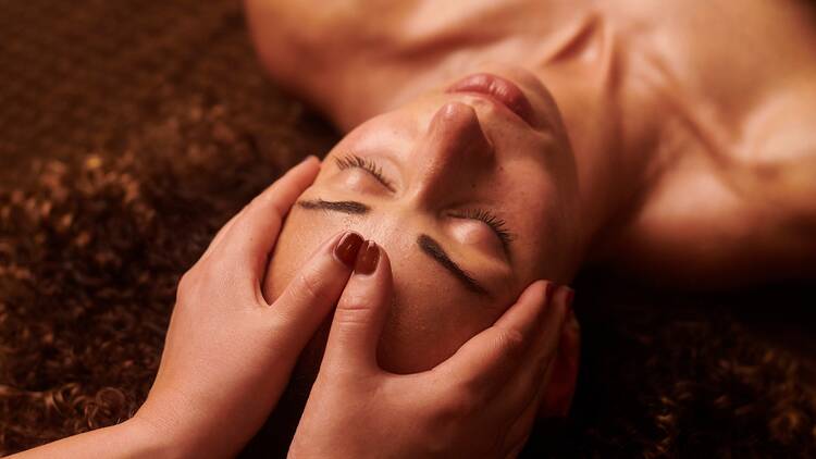 Uma massagem no spa do Cenica Porto Hotel