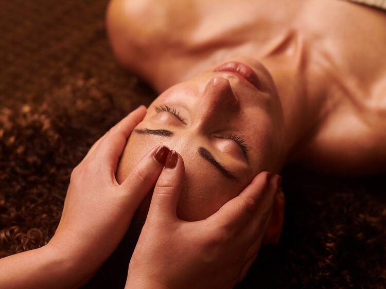 Uma massagem no spa do Cenica Porto Hotel