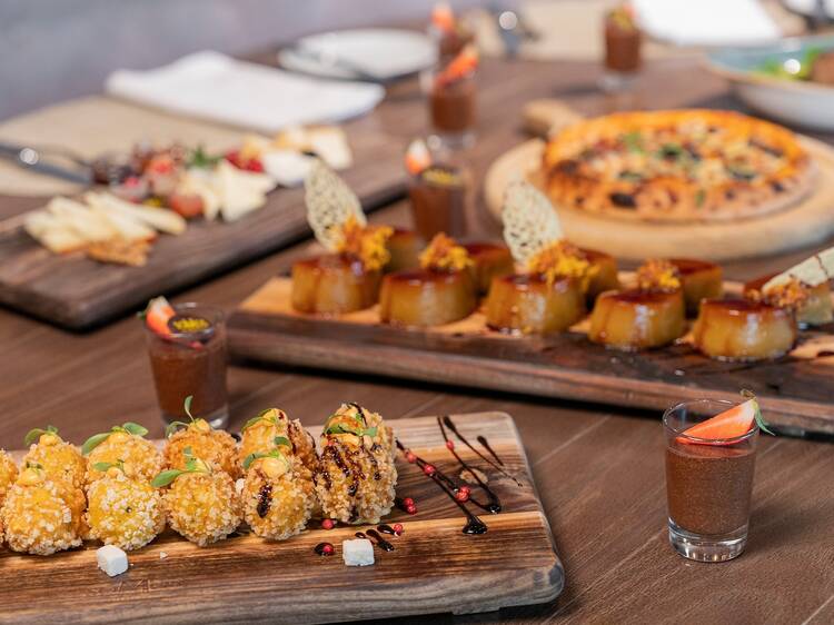 Um almoço especial no SoMos Restaurant & Lounge
