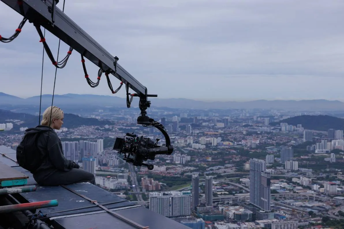 Yelena (Florence Pugh) sitting by the edge of the Merdeka 118