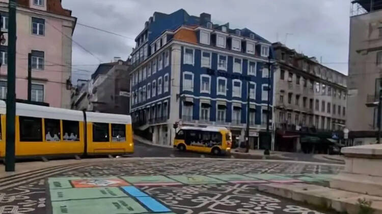 “Onde o direito à habitação é tipo jogo”: Bordalo II transforma Cais do Sodré em Monopólio