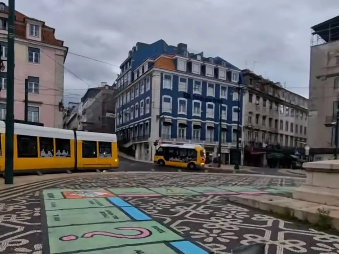 “Onde o direito à habitação é tipo jogo”: Bordalo II transforma Cais do Sodré em Monopólio