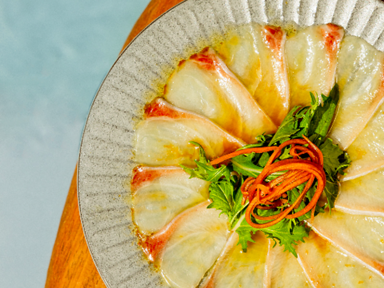 Yuzu trüf soslu ince dilimlenmiş akya sashimi