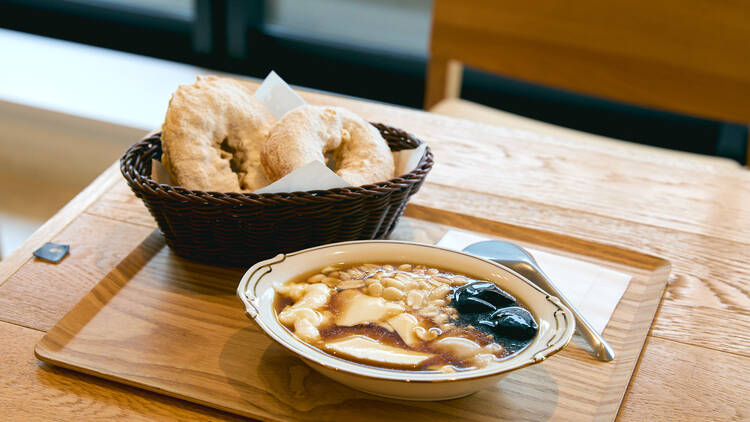 台湾人がハマる日本バージョン豆花を味わう。