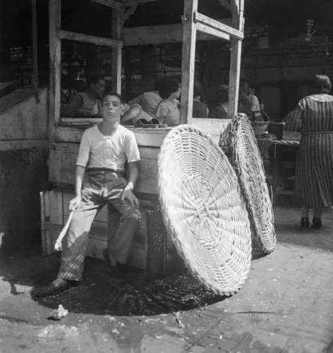 Joven vendedor en el mercado de la Boquería, Dora Maar