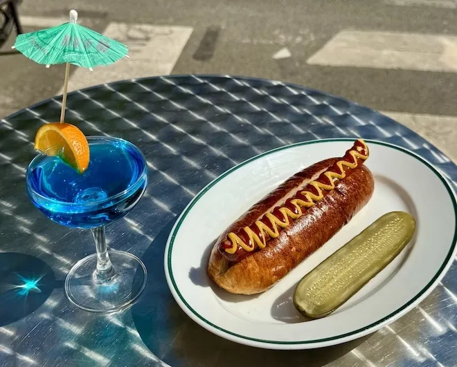 Cocktail bleu et hot dog