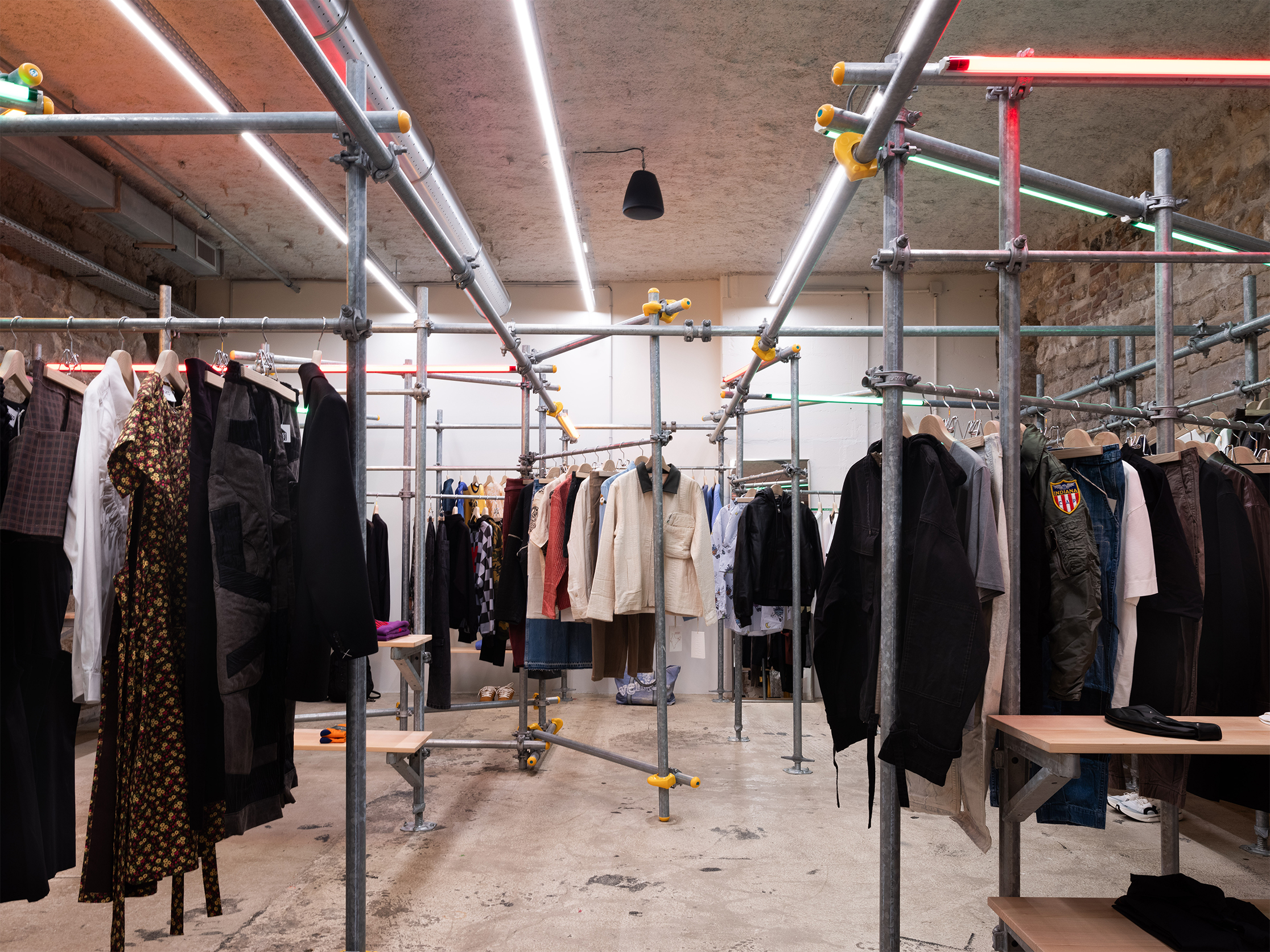 Ambiance de Dover Street Market Paris, boutique concept store dans Le Marais