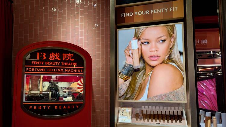 Fenty Beauty 香港懷舊戲院限定店登場 帶來獨家限定港式雞蛋仔美妝蛋、懷舊磅重機、舊式士多打卡位