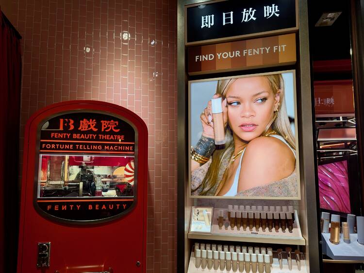 Fenty Beauty 香港懷舊戲院限定店登場 帶來獨家限定港式雞蛋仔美妝蛋、懷舊磅重機、舊式士多打卡位