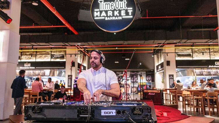 🎸 Fridays: Midday Live Music
