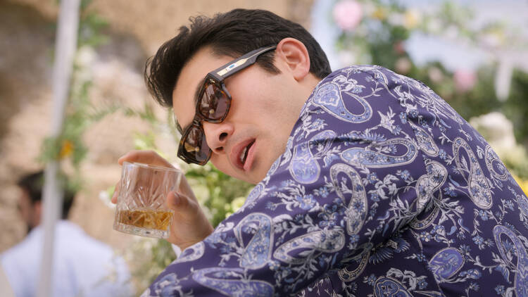 Glamour y cadáveres: Paul Feig y Henry Golding regresan a Otro simple favor