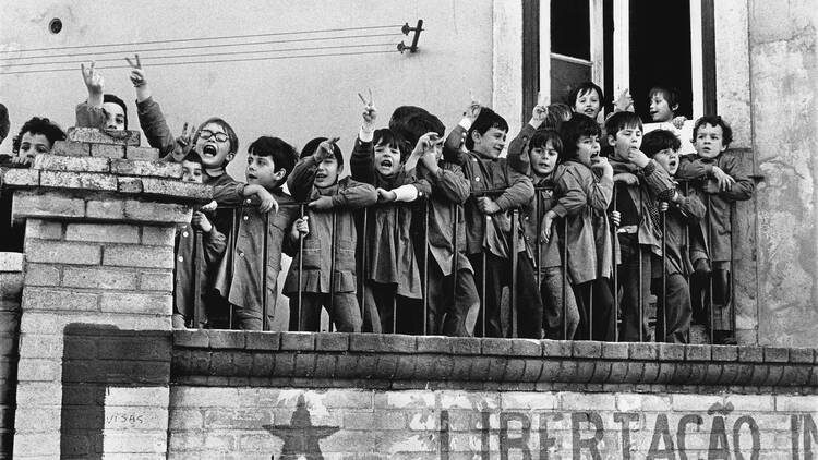 Lisboa, 1975. Crianças saudam a passagem de uma manifestação Lisboa, 1975. Crianças saudam a passagem de uma manifestação