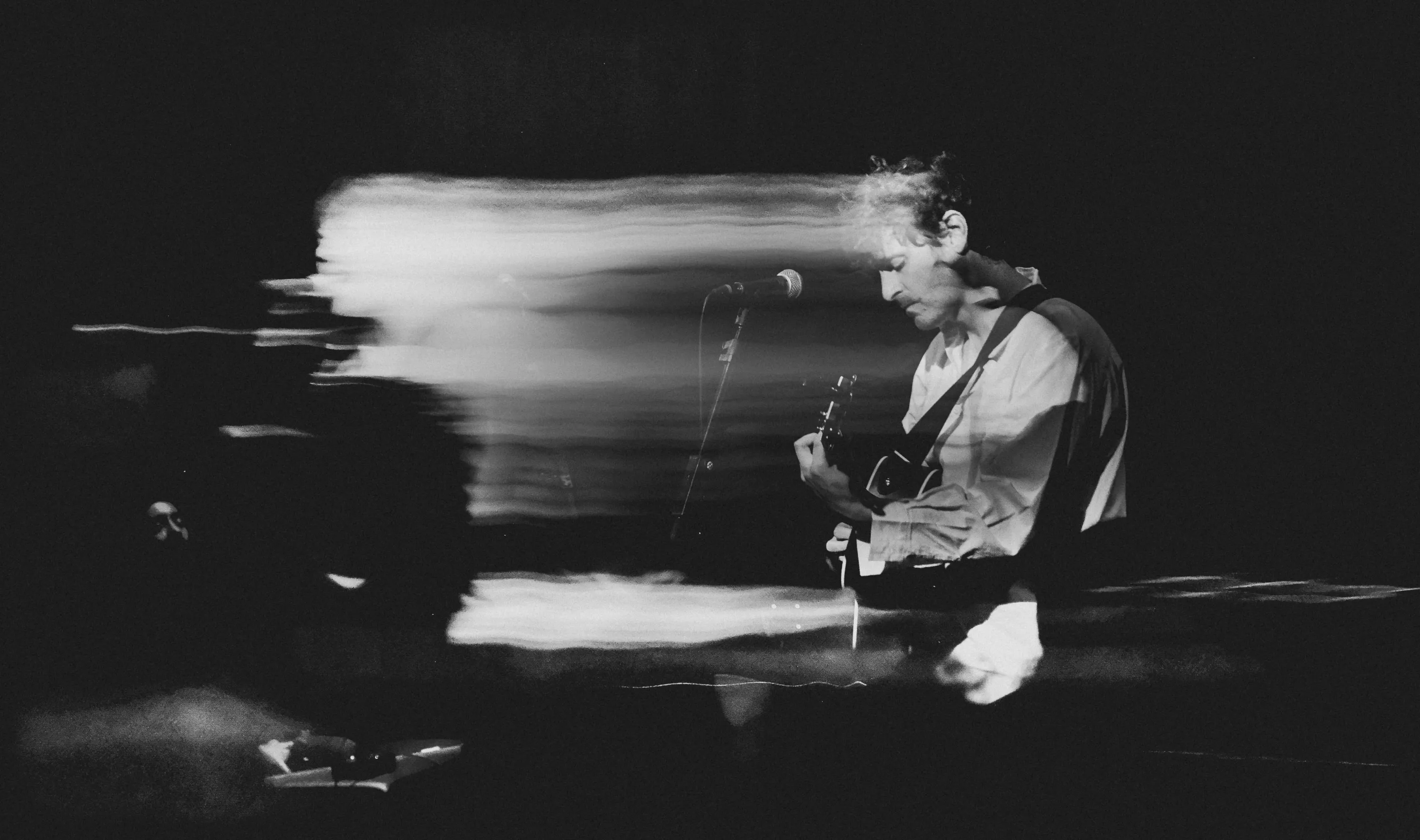 Emile Mosseri playing the guitar.