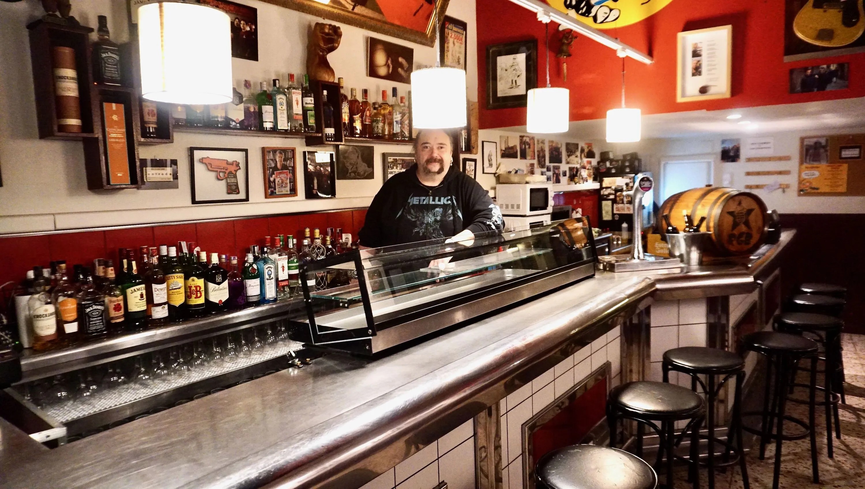 La barra massissa del Bar Makinavaja té quasi un segle d'antigüitat
