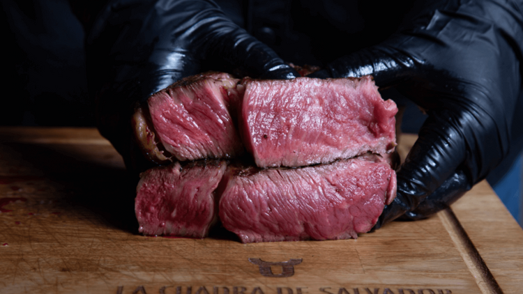 Templos de la brasa: parrillas top para amantes de la carne