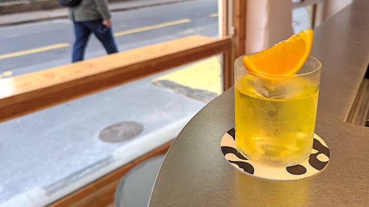 Cocktail en bord de canal