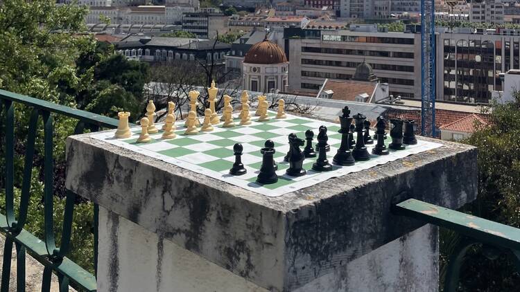Xadrez ao pôr-do-sol? Pieces Chess Club organiza festa no Miradouro de Baixo