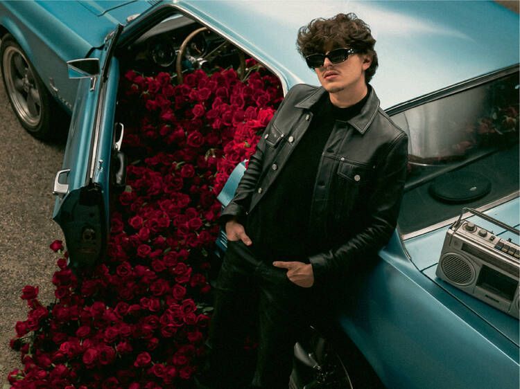 Como parte del estreno de "Cleopatra", Gabito Ballesteros dejó botes de basura llenos de rosas en CDMX