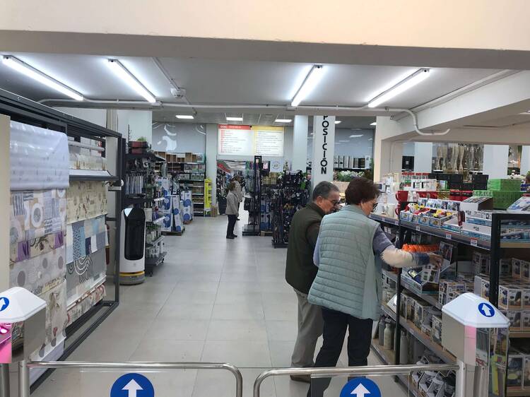 Un nuevo y gigantesco bazar low cost abre en Arganzuela: la pista para comprar barato y de todo en Madrid Río