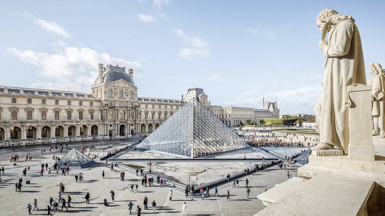 Louvre with people