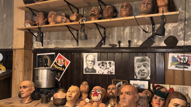 Entrar al taller on es feien les escultures de Cera del Museu