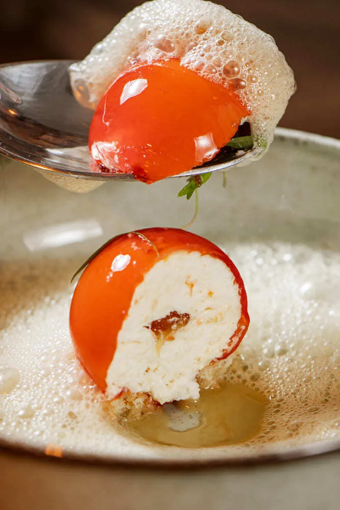 Esfera de laranja com Cointreau, avelã e compota, do restaurante Casa 201