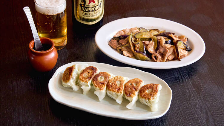 名物餃子で一杯やる。