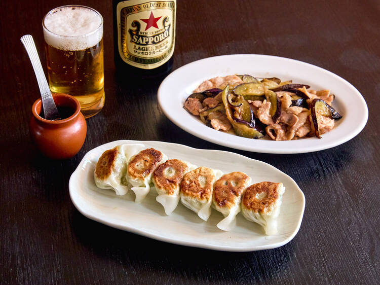 名物餃子で一杯やる。
