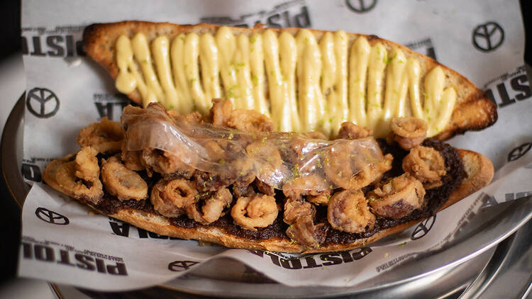 Bocadillo de chipirones con guiso de morcilla y calamar, Pistola