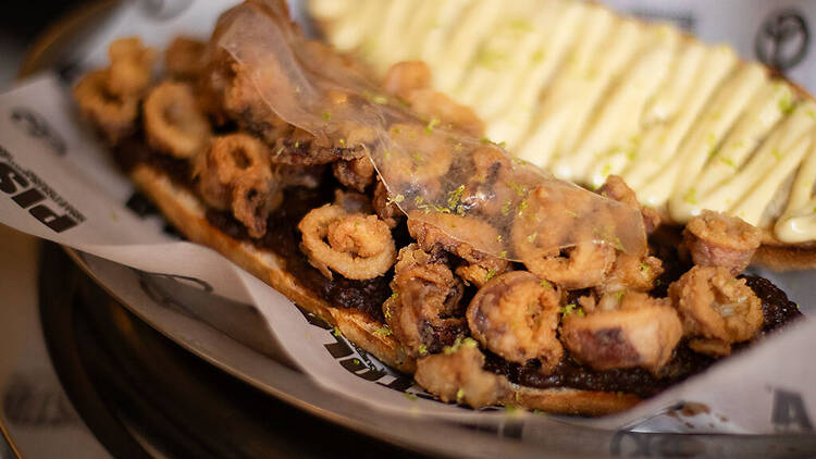 Bocadillo de chipirones con guiso de morcilla y calamar, Pistola