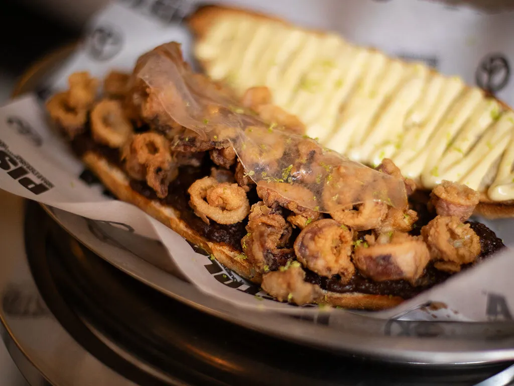 Bocadillo de chipirones con guiso de morcilla y calamar, Pistola