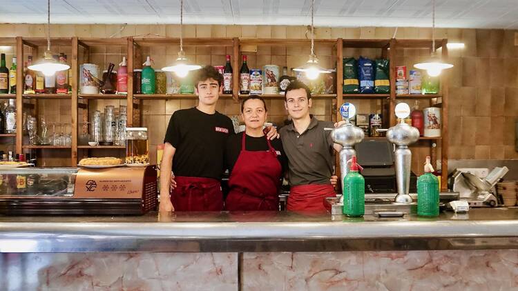 Bar Casi segona etapa: Esteve i Martí Cañas, amb la seva mare, Elisabet Prat