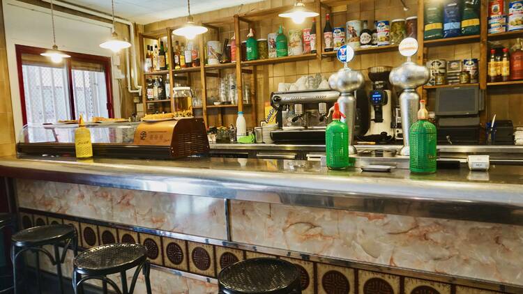 La majestuosa barra del Bar Casi, clavada el 1978