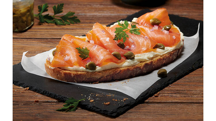 Almoço leve: salmão fumado e queijo creme