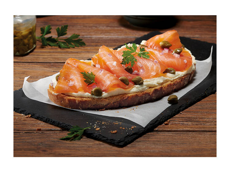 Almoço leve: salmão fumado e queijo creme
