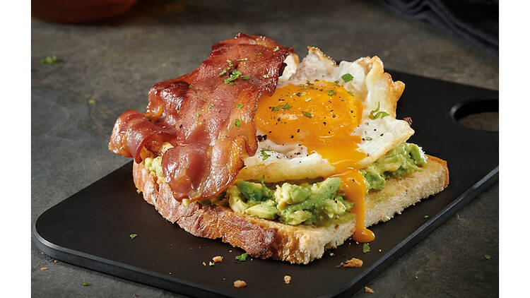Pequeno-almoço à séria: guacamole, ovo e bacon crocante