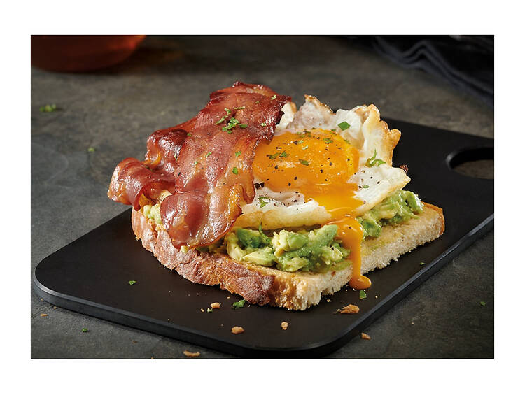 Pequeno-almoço à séria: guacamole, ovo e bacon crocante