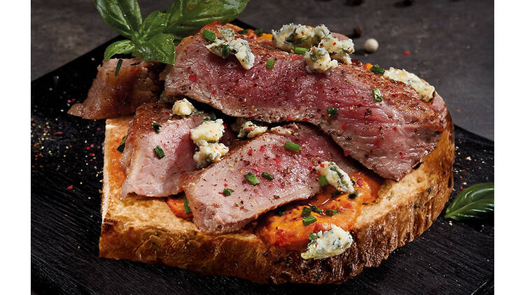 Lanche com personalidade: roast beef, húmus e Roquefort