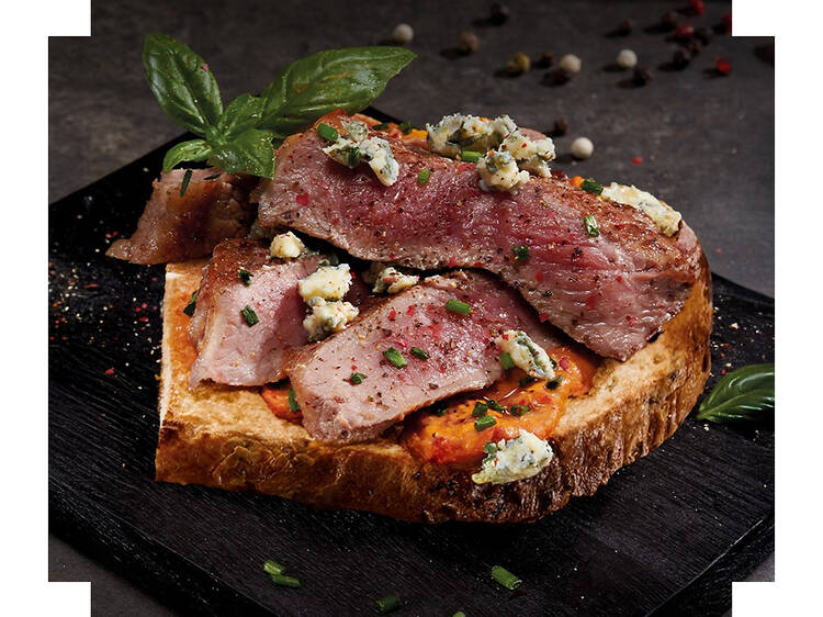 Lanche com personalidade: roast beef, húmus e Roquefort