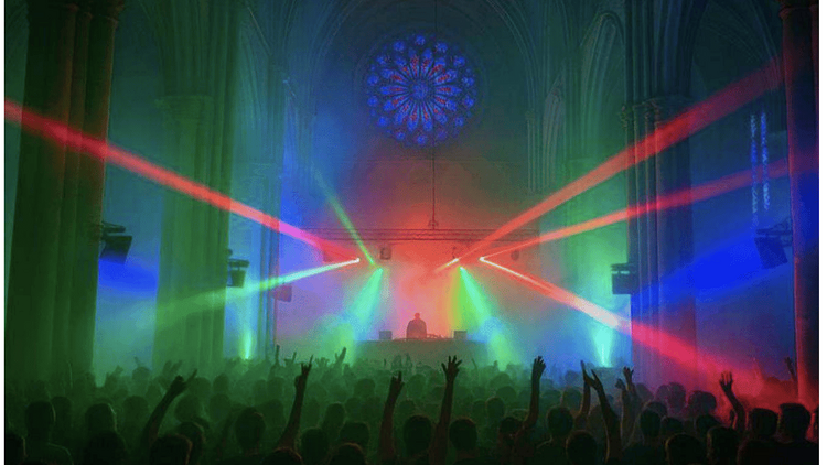 Fête dans une église
