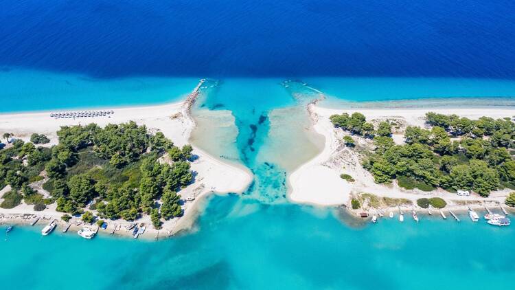 Vue aérienne sur Port Glarokavos et la plage de la lagune dans la péninsule de Kassandra Chalkidiki Grèce